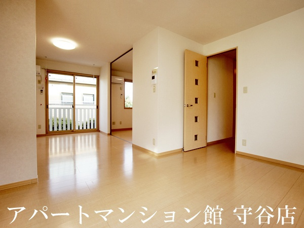 ハイツ・クレール坂東Cの居間・リビング|類似です