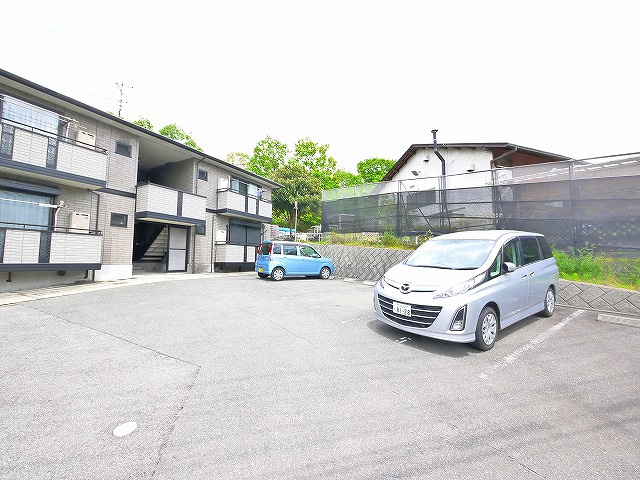 セジュールならやま　Ⅰの駐車場|車をお持ちの方に嬉しい駐車場付きの物件です