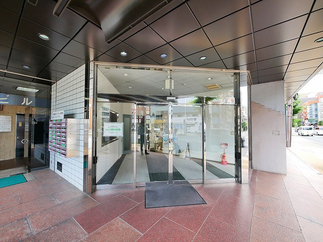 不動ビルのエントランス