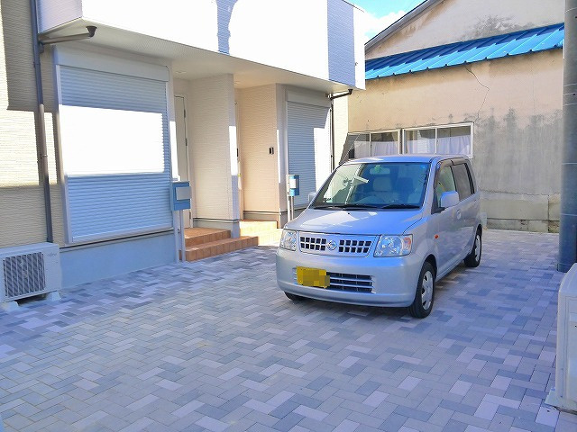 クレア・ド・ルーン高畑Dの駐車場|車をお持ちの方に嬉しい駐車場付きの物件です