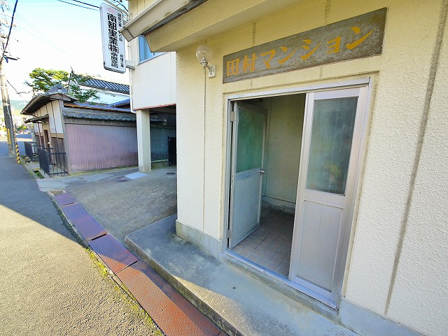 田村マンションのエントランス