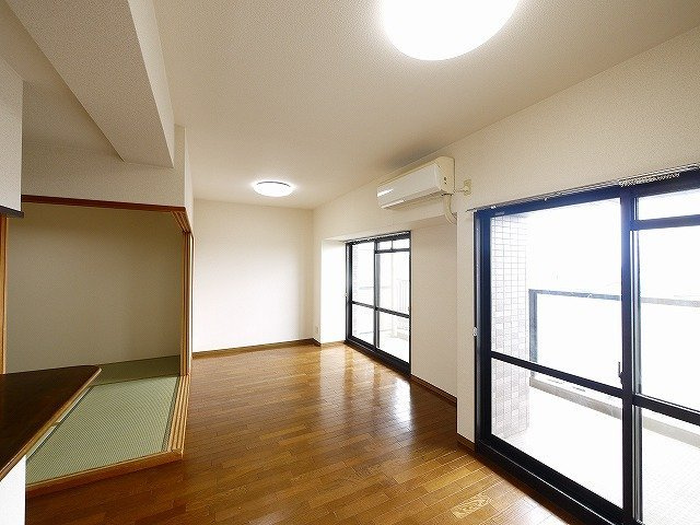 パストラーレ天理の居間・リビング|大きな窓がたくさんあり明るいお部屋