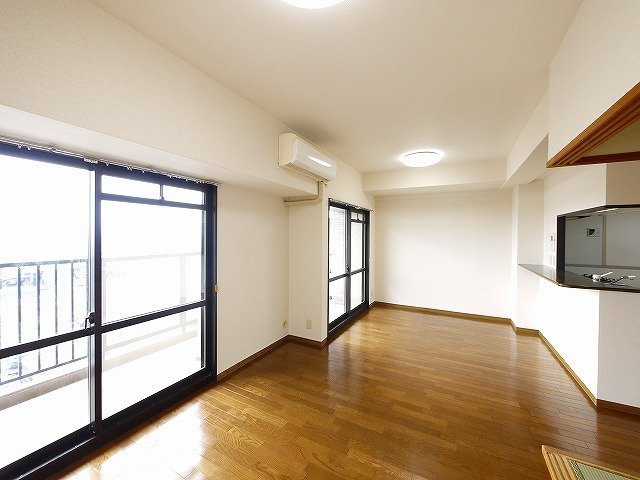パストラーレ天理の居間・リビング|明るい好印象なお部屋です