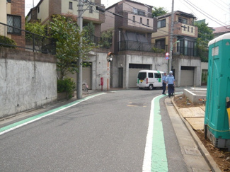 【前面道路含む現地写真】 | 世田谷区上祖師谷2丁目新築一戸建て5210万円前面道路