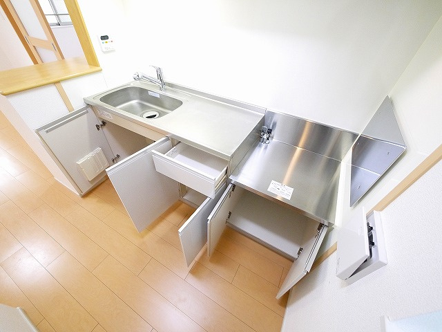 サンシャイン富堂のキッチン|コンパクトなキッチンで掃除もラクラク