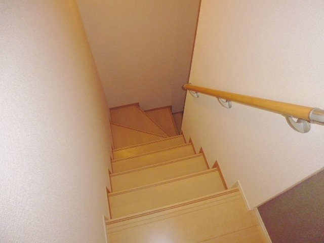 グリシーヌＢの内装|階段