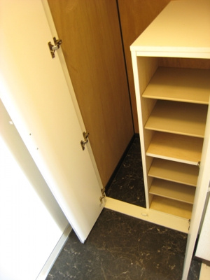 【ロビー】 | グラシューズ | 階段下のスペースを使ったシューズボックスです。