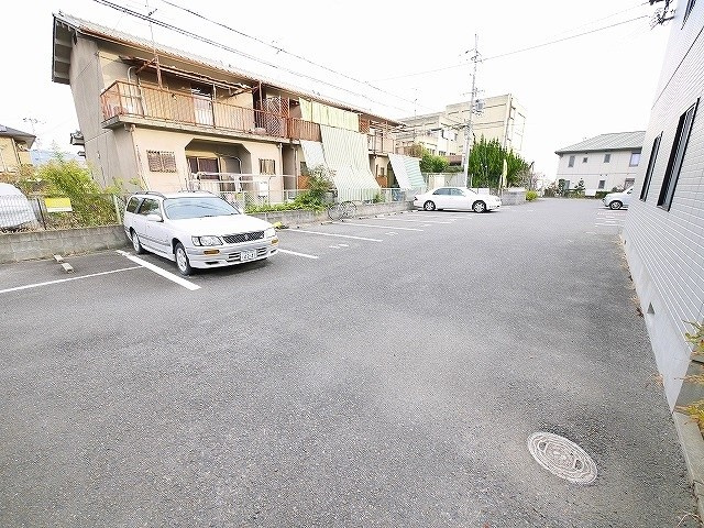 グローバルハイツ鳩之門Cの駐車場|駐車場に車を止められます