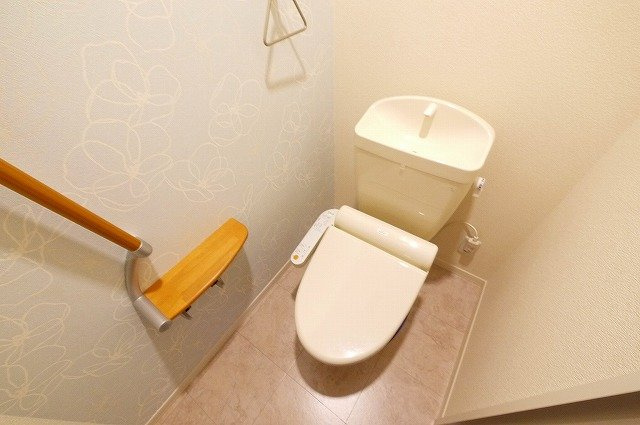とみやのトイレ|手すりがあるので立ち上がりも楽ですよ。