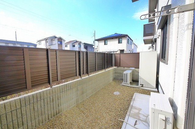 とみやのバルコニー|夏場ならお子様のプール遊びも出来そうな広さがあります。