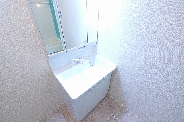 とみやの洗面所|シャンプードレッサーもあるので朝の身支度も楽ですよ。