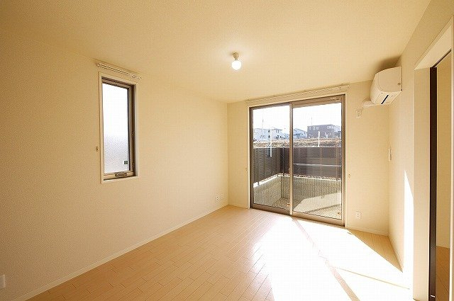 とみやの居間・リビング|明るい日差しが入るお部屋ですよ。
