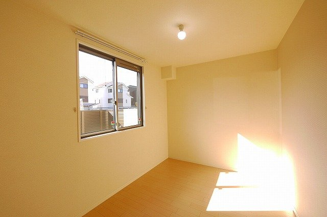 とみやの洋室|暖かい日差しが入るので気持ちよく過ごせるお部屋です。