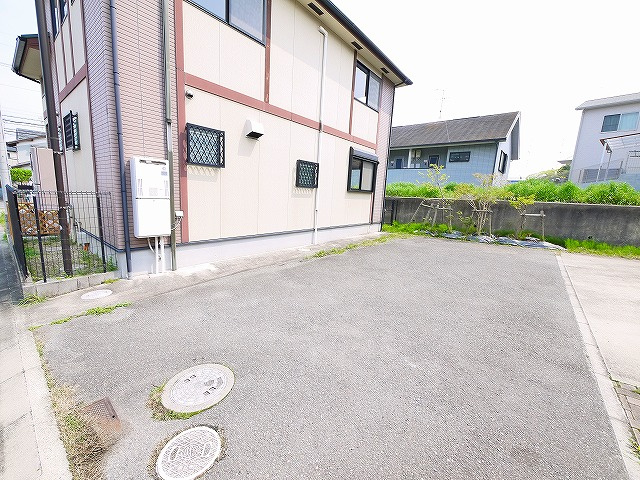 菅原町タウンハウスの駐車場