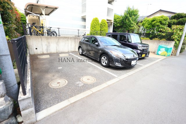 ジュネス湘南の駐車場