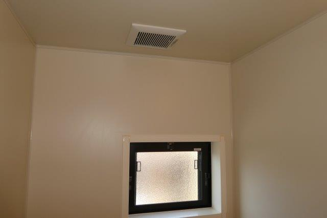 ロイヤルガーデンミルフィーＦの浴室|浴室窓・換気扇