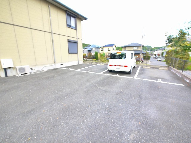 ファミール梅美台の駐車場