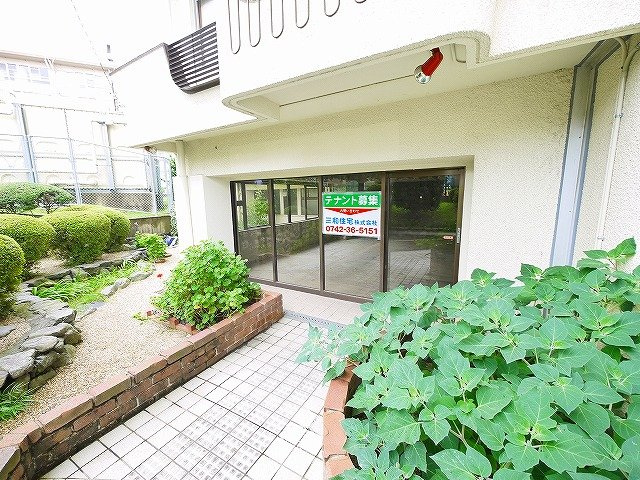 秋篠サンパレス(店舗)のエントランス