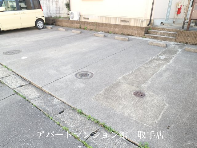 ロンバートトミタⅤの駐車場