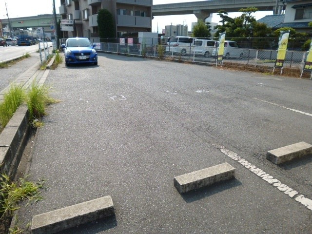 倉敷市玉島爪崎の店舗一部の外観|駐車場