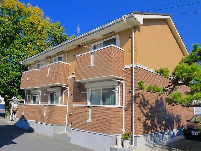 ロハス新大宮の外観|オレンジ基調の可愛いツートンカラーの外観です