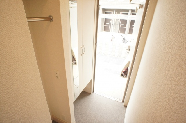 アピオンⅡの玄関|★ミラー付きシューズボックス、コート掛けがあります