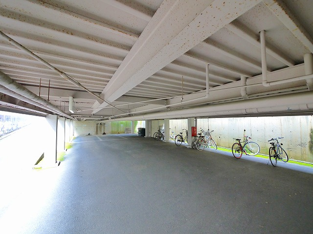 メゾンドウル新大宮の駐車場