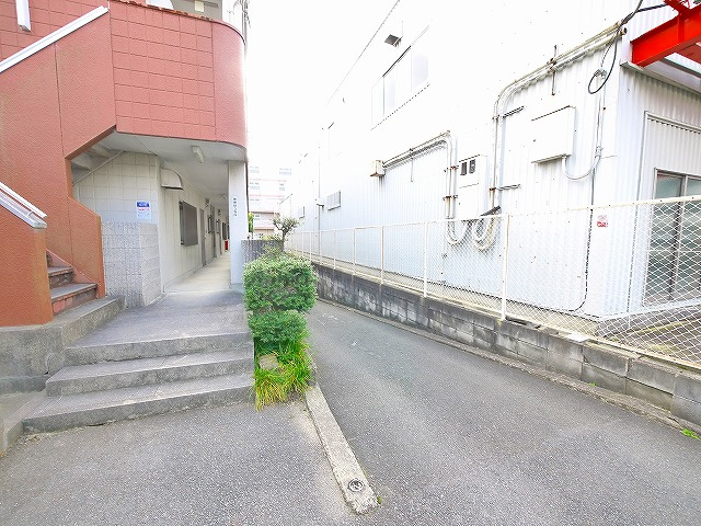 メゾンドウル新大宮のエントランス