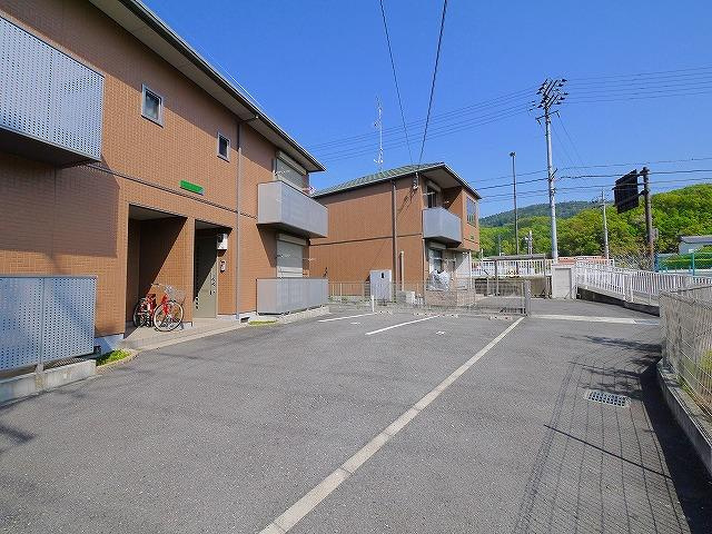 モン・ヴェールＥの駐車場|駐車場があるので、車を買う予定の方も安心です