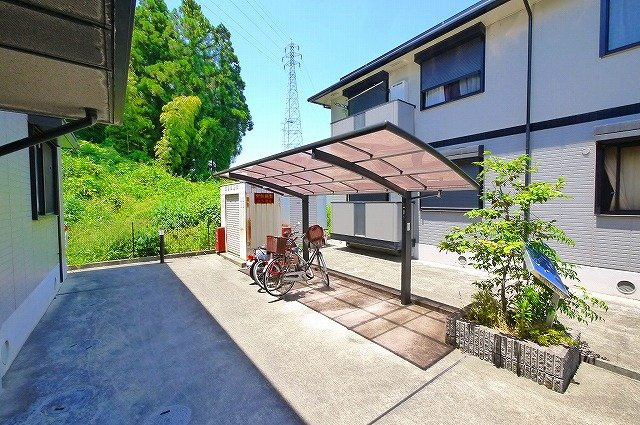 セジュール木津Bのその他共用部分|屋根付きの駐輪場です