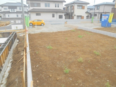 【外観】 | 鴻巣市　神明3丁目　新築分譲住宅　全8棟　3号棟 | ３号棟の場所です。この砂利のところが道路になります。