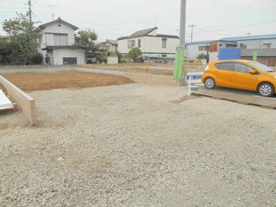 【外観】 | 鴻巣市　神明3丁目　新築分譲住宅　全8棟　3号棟 | ３号棟の場所です。この砂利のところが道路になります。