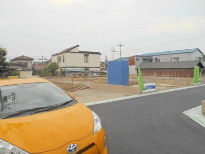 【前面道路含む現地写真】 | 鴻巣市　神明3丁目　新築分譲住宅　全8棟　４号棟 | ４号棟の場所です。この砂利のところが駐車場になります。