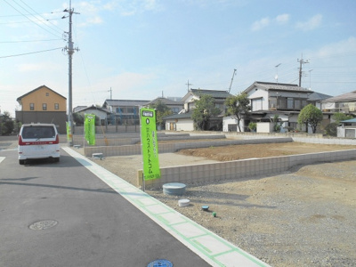 【前面道路含む現地写真】 | 鴻巣市　神明3丁目　新築分譲住宅　全8棟　４号棟 | ４号棟の場所です。この砂利のところが駐車場になります。