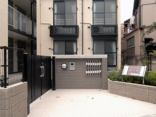 【エントランス】 | リュエル | オートロック付きの物件です。