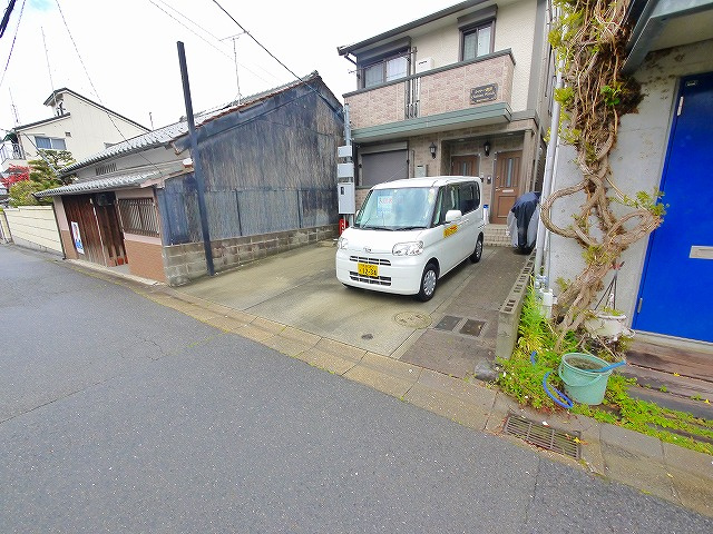 シャトー西田の駐車場