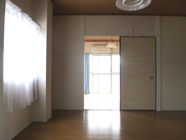 栄ハイツの洋室