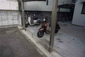【その他共用部分】 | バイク置き場　月額500円　自転車が倒れて傷つく心配もありません