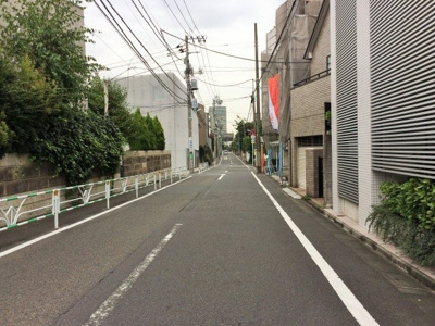 【周辺】 | エーデルハウス(渋谷賃貸一戸建て) | スッキリとした前面道路