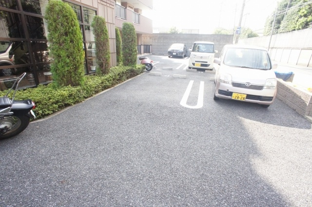 ホワイト　ウッドの駐車場|★敷地内駐車場も完備