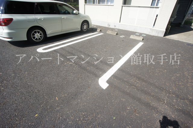 シャロル白山の駐車場