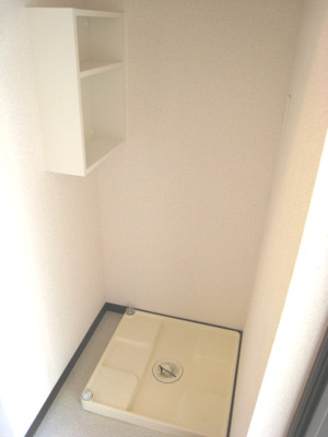 【その他共用部分】 | アーバンスクエア | 室内洗濯機置場に収納棚つきです