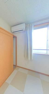 【内装】 | かさぎの | 同タイプ室内：机、椅子2脚付き（机は折りたためます）