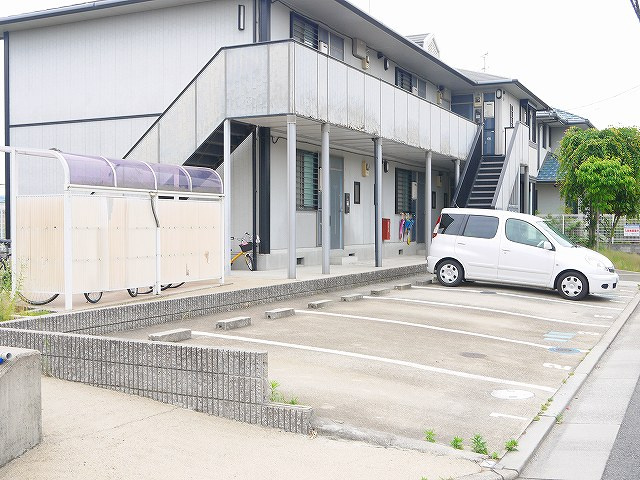 メゾンドルミエールの駐車場