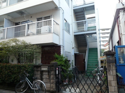 【エントランス】 | 津久井ビル | 階段前に自転車を置きます