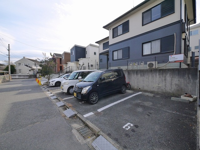 ピープル朱雀の駐車場