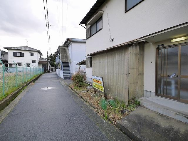 堀内貸家（尼辻南町５－２２）のエントランス|ゆとりのあるエントランスです