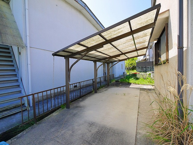 堀内貸家（尼辻南町５－２２）の駐車場|カースペースがあります