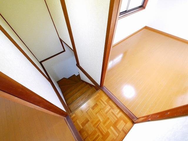 堀内貸家（尼辻南町５－２２）のその他|足元が見やすい階段です