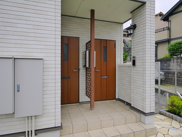 プロミネントⅡのその他共用部分|玄関前はこのようになっています。